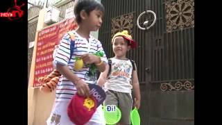 Hài hước em bé tự tin mình quá đẹp trai!