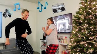КАК МЫ НАРЯЖАЕМ НОВОГОДНЮЮ ЕЛКУ?!