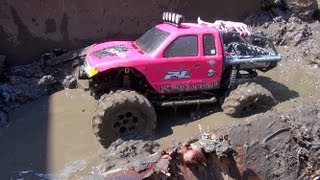 RC ADVENTURES - Muddy Momma helps make a MUD PiT! Will 4X4 PiNKY GET STUCK?!