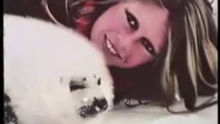 Brigitte Bardot avec un bébé phoque sur la banquise canadienne (1977)