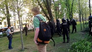 Толпа омоновцев избила парня на митинге 5 мая #ОнНамНеЦарь