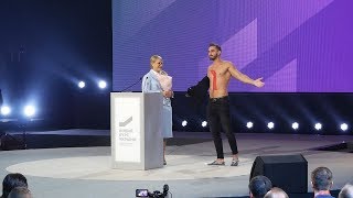 Голий чоловік вийшов на сцену до Тимошенко