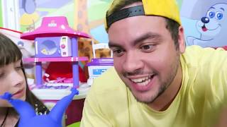 LUCCAS E GI ABRINDO BRINQUEDOS DA PRINCESINHA SOFIA E MASHA E O URSO