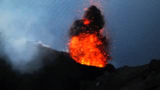 Momentaufnahmen von Eruptionen auf dem Vulkan Stromboli