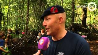 Kinderen leren van mariniers in het bos