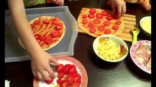 Детская кухня! Вместе с куклами Беби Бон готовим пиццу! Видео для детей. Baby Borns cook.0+