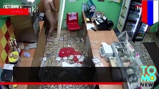Обнажённый мужчина вбежал в кафе и устроил бучу