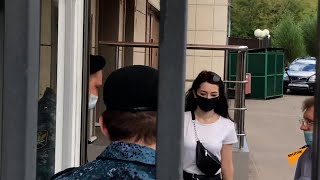 Обвиняемую в убийстве отца Марию Хачатурян доставили на судебное заседание в Москве