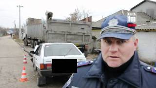 В Керчи легковушка врезалась в припаркованный Камаз