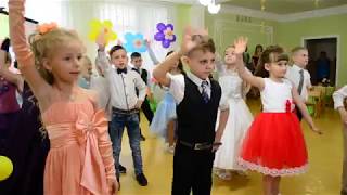 Красивый вход на выпускном в детском саду