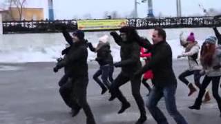 Девушка встречает парня с армии.