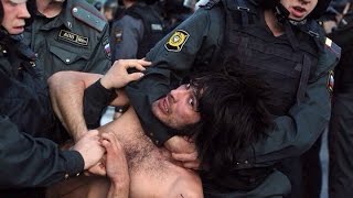 Приезжие москвичи бьют ОМОН на Болотной площади 6 мая (Протестное движение в России 2011 - 2013)