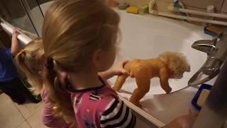 Ульяна купает пупсика/Малыш описался