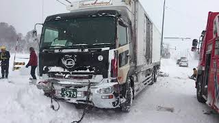 国道275号線 大型トラック事故車両 レッカー作業