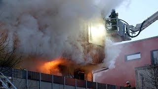 Holz-Penthouse auf Bunker steht in Flammen