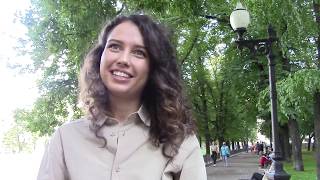Красивая девушка из Питера читает стихи о справедливости