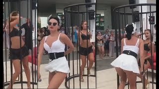 Красивая девушка танцует на улице, в клетке