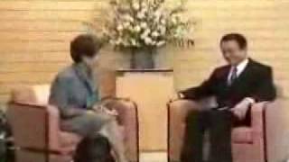 麻生太郎　2009年2月13日　日本介助犬協会会長とわんこ