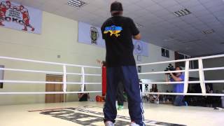Александр Усик и Джеймс Али Башир танцуют после тренировки