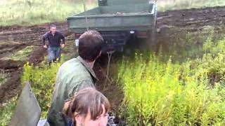 Kraz 255 im Schlamm versenkt, Bergung mit dem Panzer BMP 2