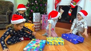 Подарки на Новый Год 2017. Открываем подарки. Детский канал Расти вместе с нами