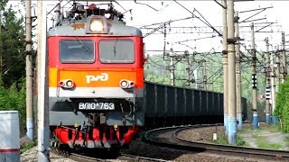 Два электровоза ВЛ10 и длинный поезд с полувагонами