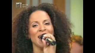 Bonny Ferrer performong first version of Angel de mi vida