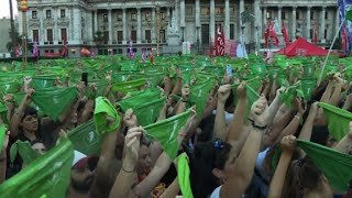 Argentinas fazem ‘panelaço verde’ por aborto legal