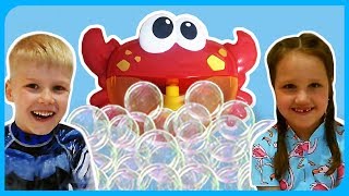 РАЗВЛЕЧЕНИЯ для детей ИГРАЕМ В ВАННОЙ с мыльными пузырями КРАСНЫЙ КРАБ на TUMANOV FAMILY