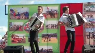 Юнусовы на большом сабантуе в Балтачевском районе 1 часть (баян и 2 песни)