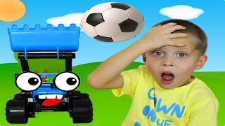 Дамик играет с синим трактором. Трактор помогает убраться в комнате