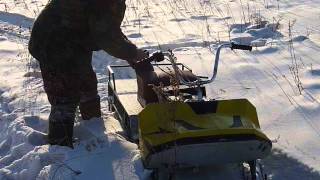 Тест смодельного снегохода в глубоком снегу