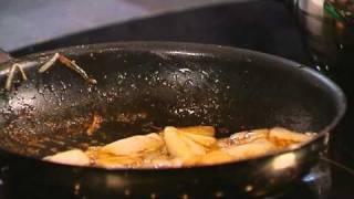 Topchef Soenil Bahadoer van Restaurant De Lindehof* in Nuenen bereidt een heerlijk voorgerecht