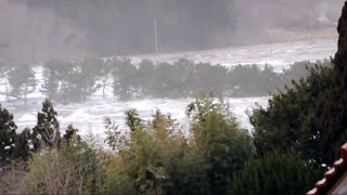 大津波襲来　岩手県三陸町越喜来にて　「あぁー 漁協も逝った」