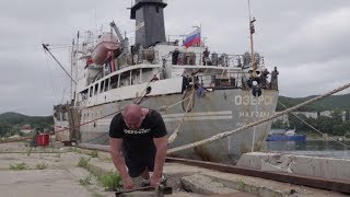 Силач передвинул корабль весом четыре тысячи тонн