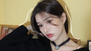 볼드한 초커+블랙 니트 가디건과 어울리는 메이크업