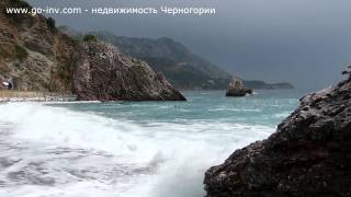 Шторм в Черногории - оператора накрыло волной (смотрите до конца)))