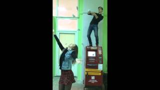 Рассыпает деньги с банкомата пока подруга танцует