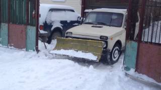 как нивой 4х4 "Трудяга"  чистить снег отвалом часть1
