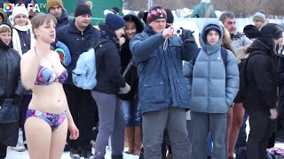 Сумасшедшие украинские девушки купаются в ледяной воде - эпифаны купаются / КРЕЩЕНИЕ