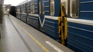 Отправление поезда метро- станция Улица Дыбенко