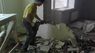 Улица Архитектора Берша  Демонтаж керамзитобетонной перегородки,вывоз мусора