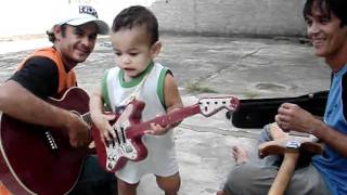joao victor tocando guitarra