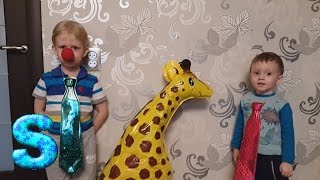 Много скитлс из жирафа. Доим жирафа. Ведро скитлс. a lot of candy, sweets