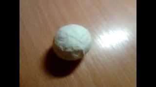Делаем шарик из подручных материалов.