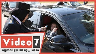الشرطة توزع الهدايا والورود على المواطنين وسط فرحة عارمة