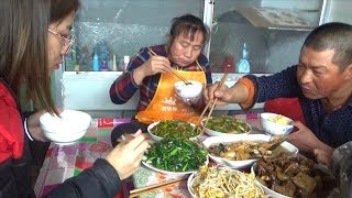 【農民大黑】正月十五元宵節，雪花和媽媽忙碌著，燉鵝煮魚，一家人就是熱鬧！