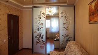 Шкаф-купе на три двери, рисунок пескоструй на зеркале. Система Квадро Starke. Шкаф Киев.