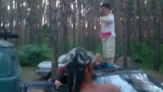 Маленький мальчик танцует лезгинку на машине
