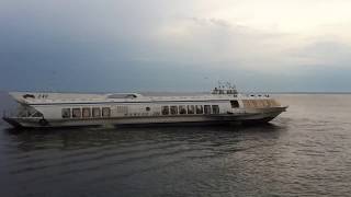Hydrofoil Meteor 240 legt in Zaton Wolga (Tartastan) ab